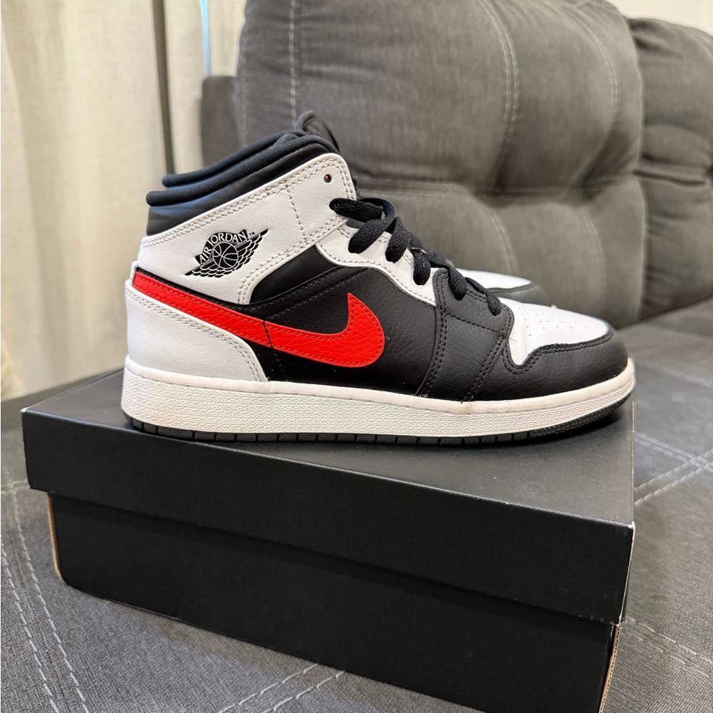 Air Jordan 1 Mid Black Chile Red GS 4.5Y – Good Condition – Box Included - Picture 6 of 6